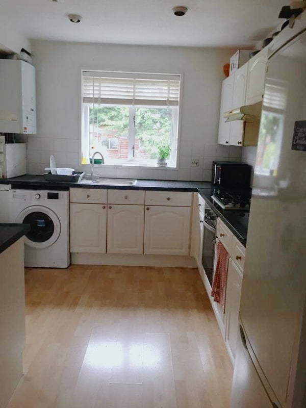 Room Colwood Gardens in Greater London