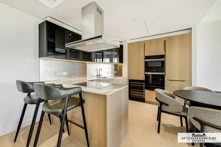 Flat Nine Elms Lane in Greater London