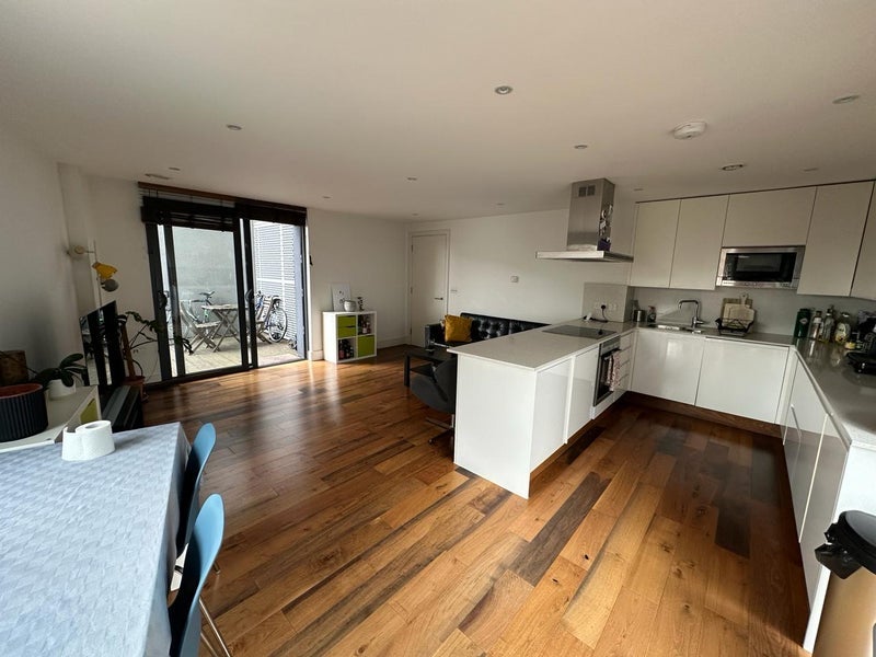 Room Hall Street in Greater London