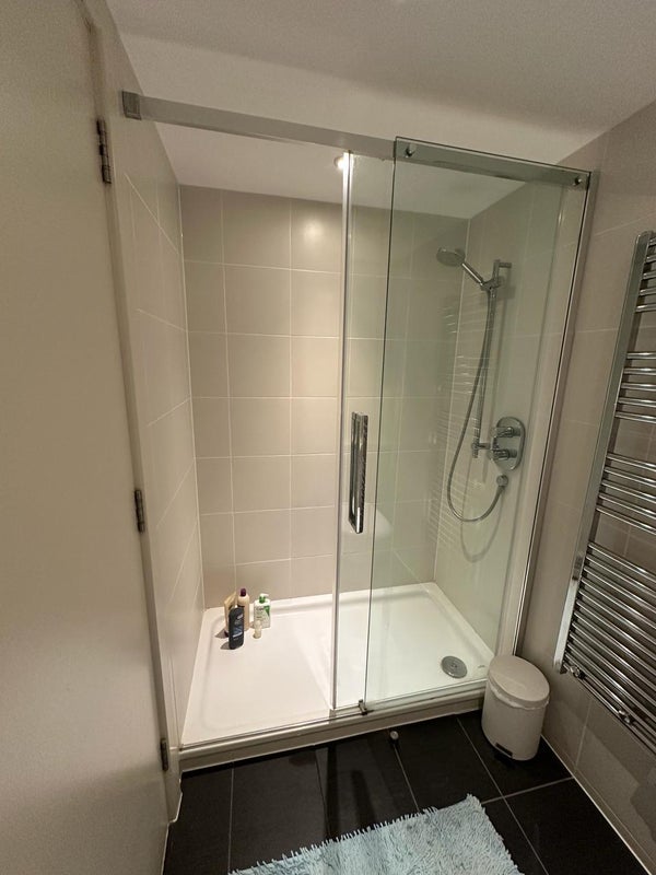 Room Hall Street in Greater London