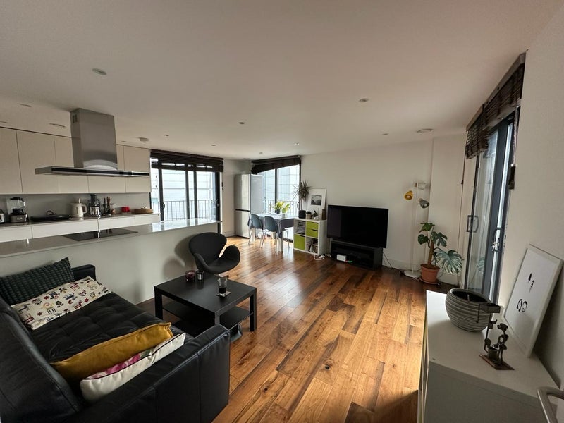 Room Hall Street in Greater London