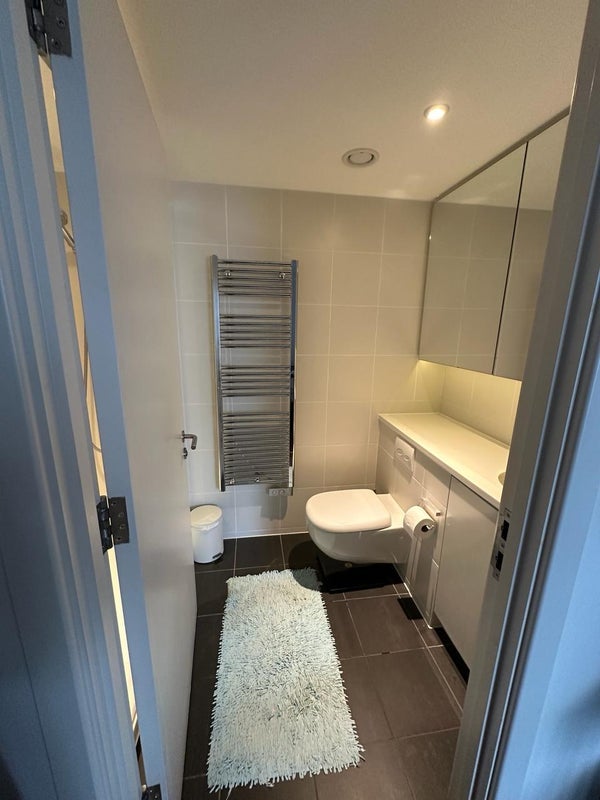 Room Hall Street in Greater London