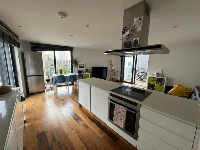 Room Hall Street in Greater London