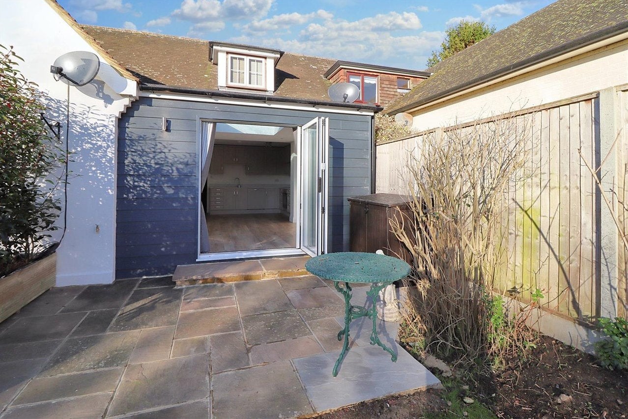 Flat Burhill Road in Elmbridge