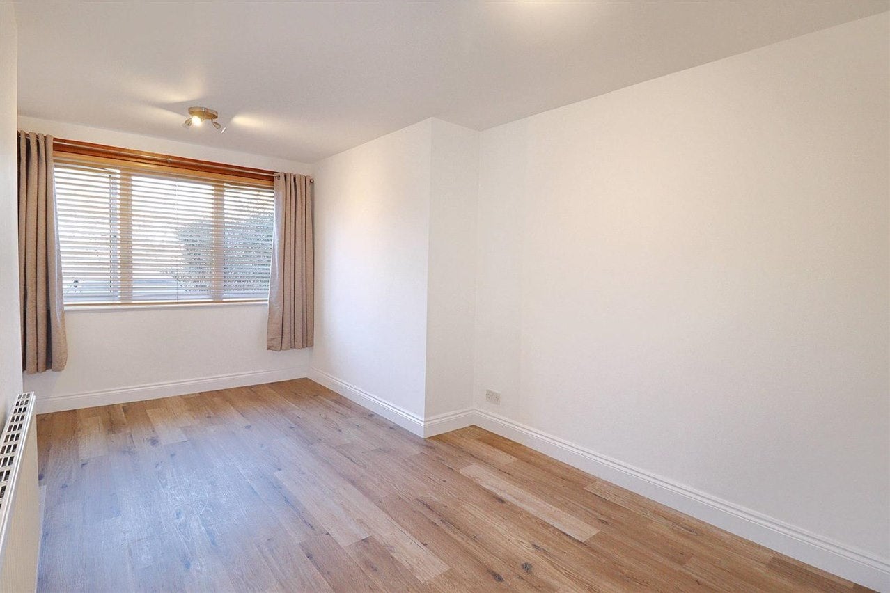 Flat Burhill Road in Elmbridge