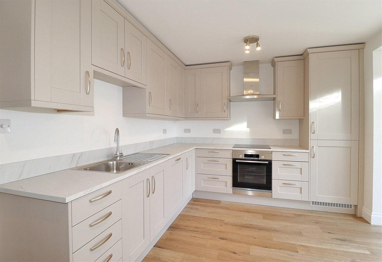 Flat Burhill Road in Elmbridge