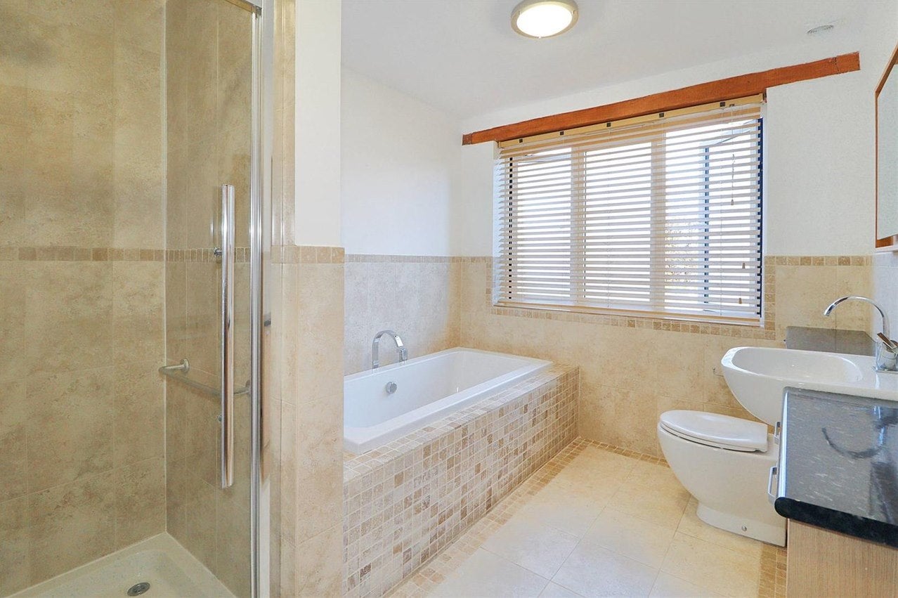 Flat Burhill Road in Elmbridge