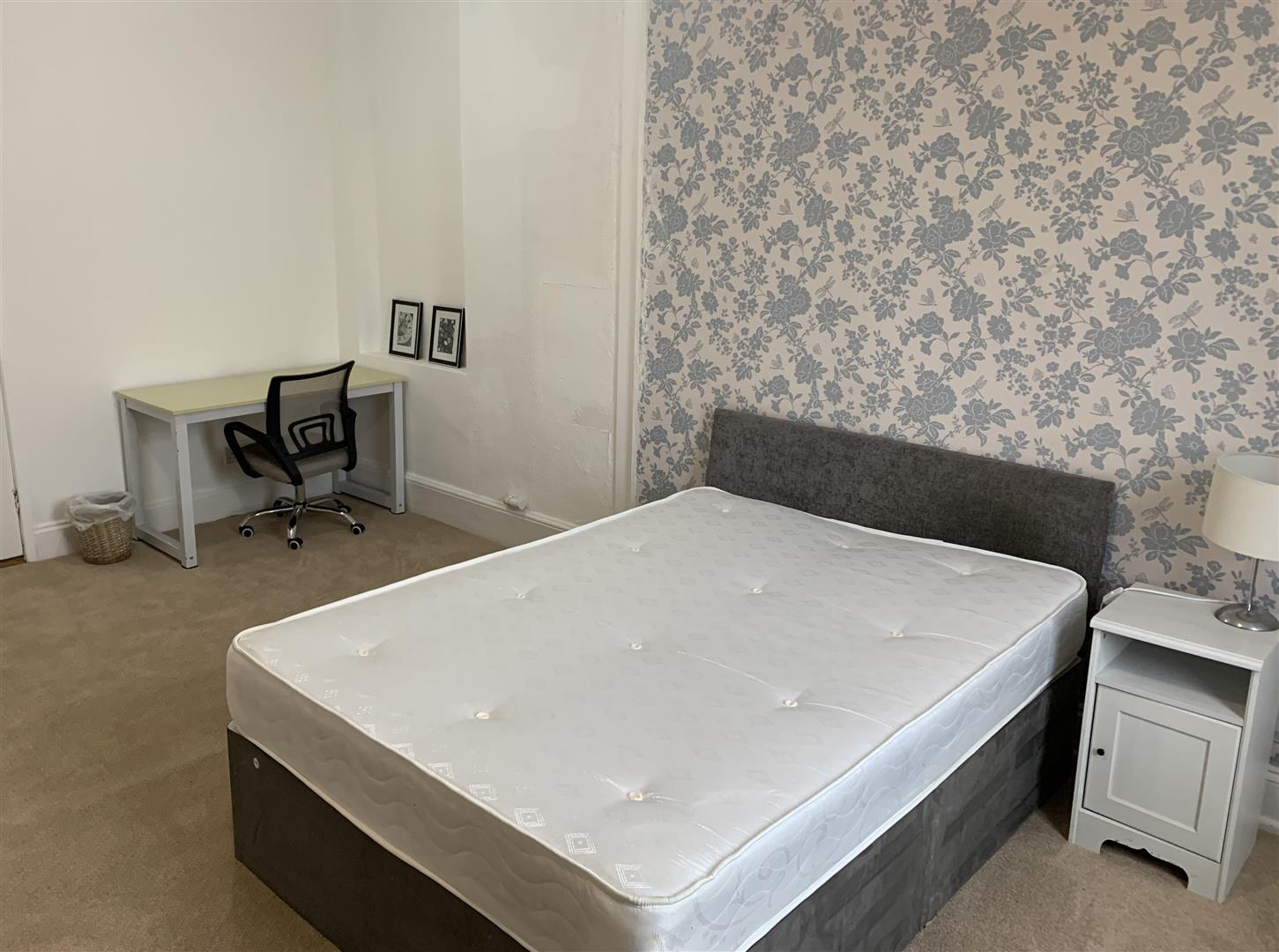 Room Tollgate Road in Salisbury