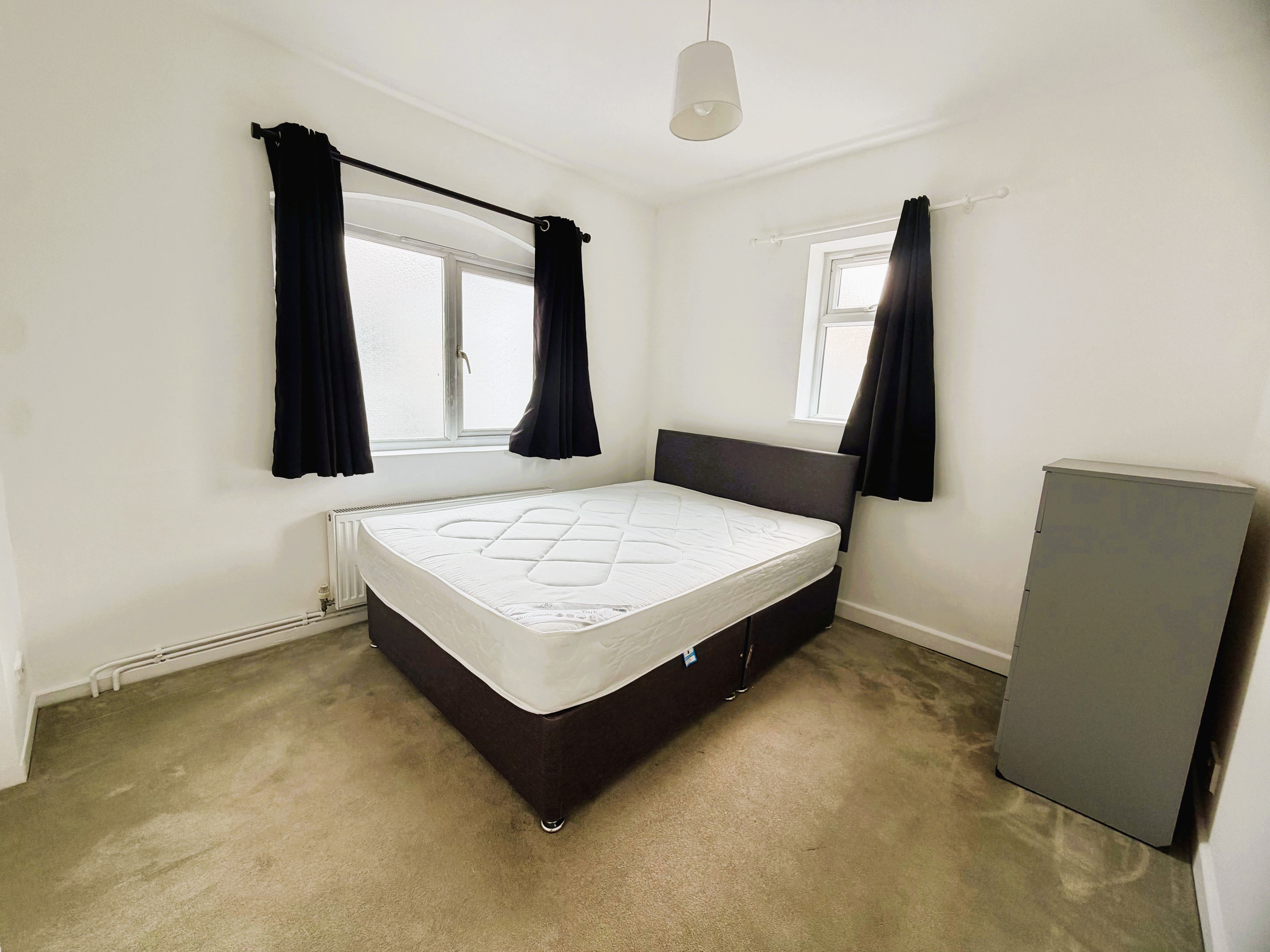 Flat Tooting High Street in Greater London