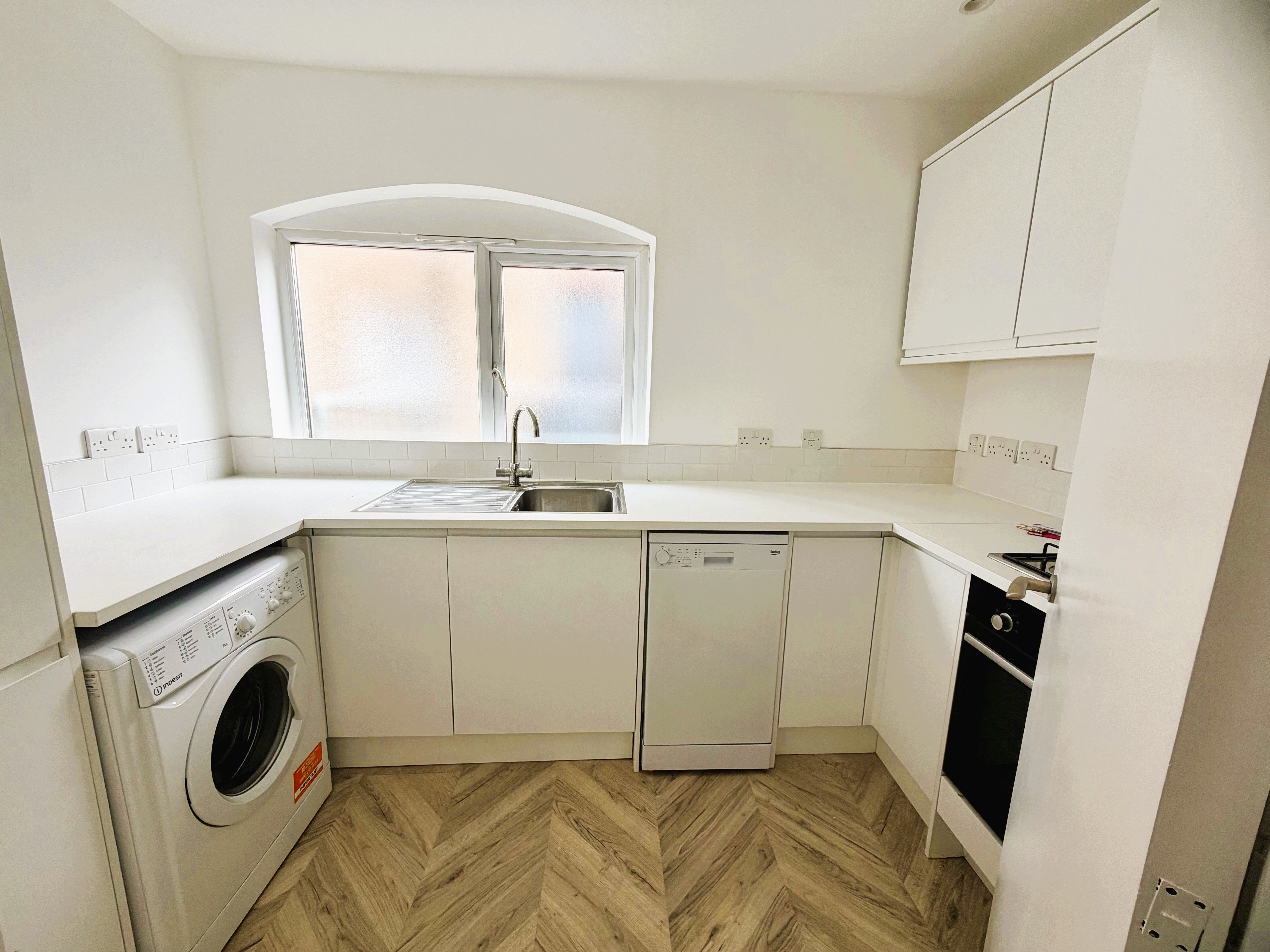 Flat Tooting High Street in Greater London