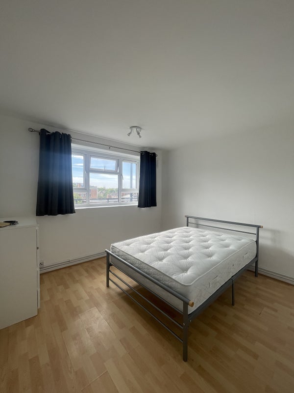 Flat Blythe Road in Greater London