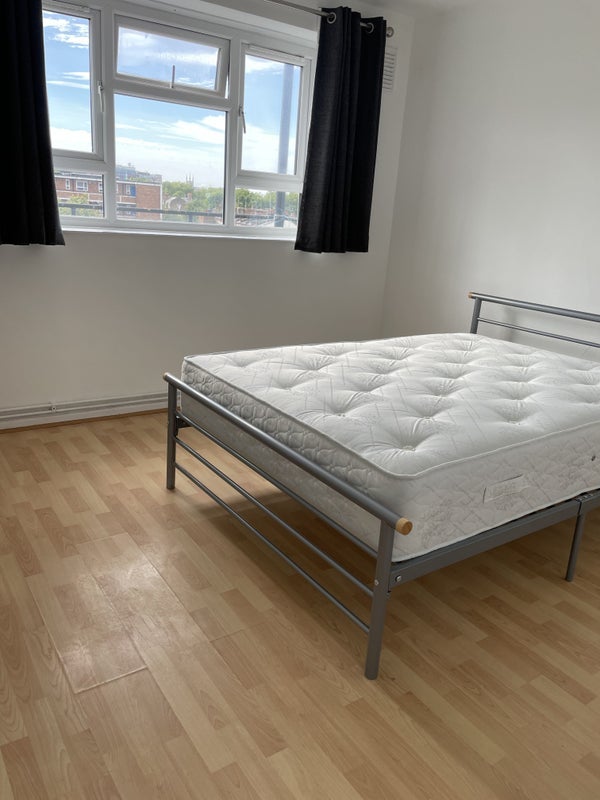 Flat Blythe Road in Greater London