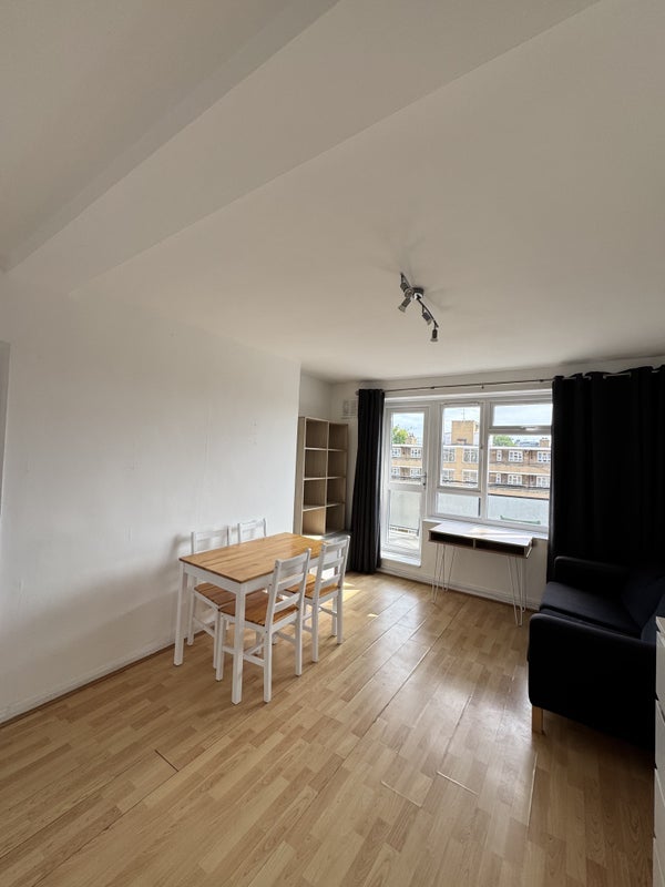 Flat Blythe Road in Greater London