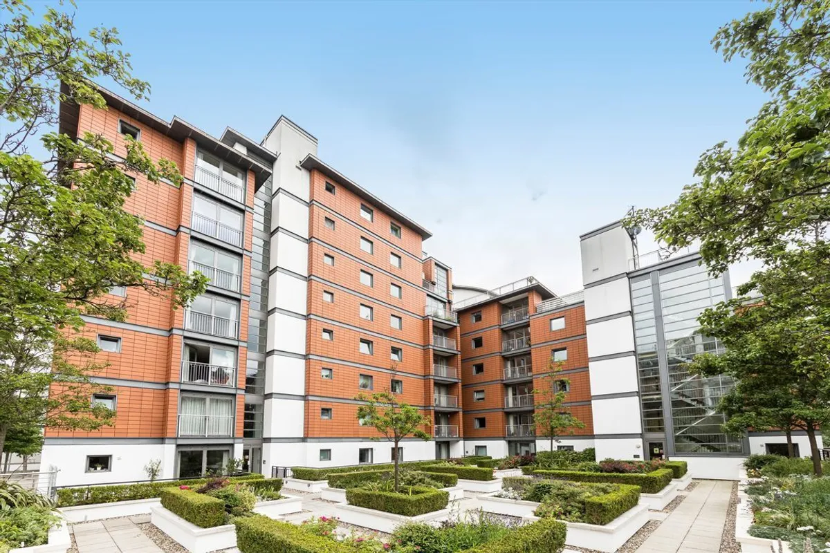 Flat Holland Gardens in London