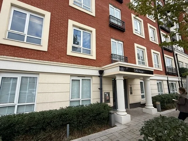 Flat Aviation Drive in Greater London