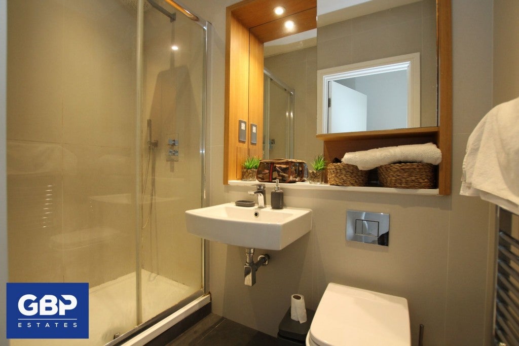 Flat Fairfield Road in Brentwood