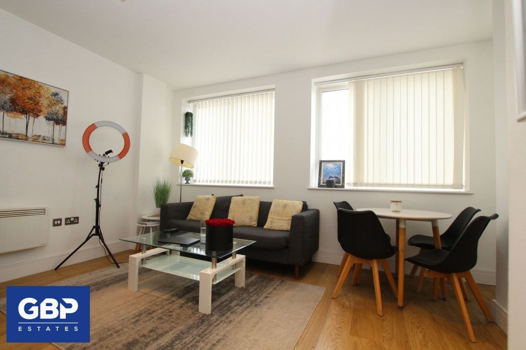 Flat Fairfield Road in Brentwood