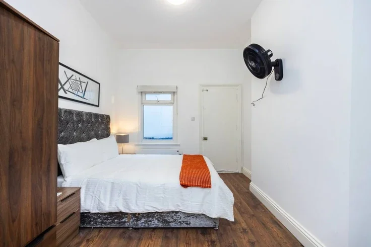 Flat Warwick Road in Greater London