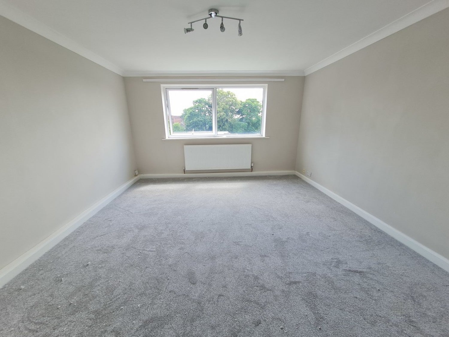 Flat Harrogate Road in Leeds