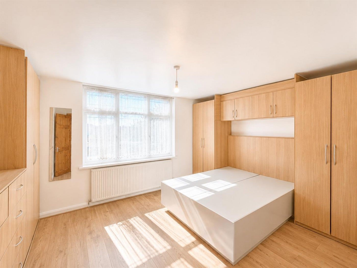 Flat Cranford Lane in Greater London
