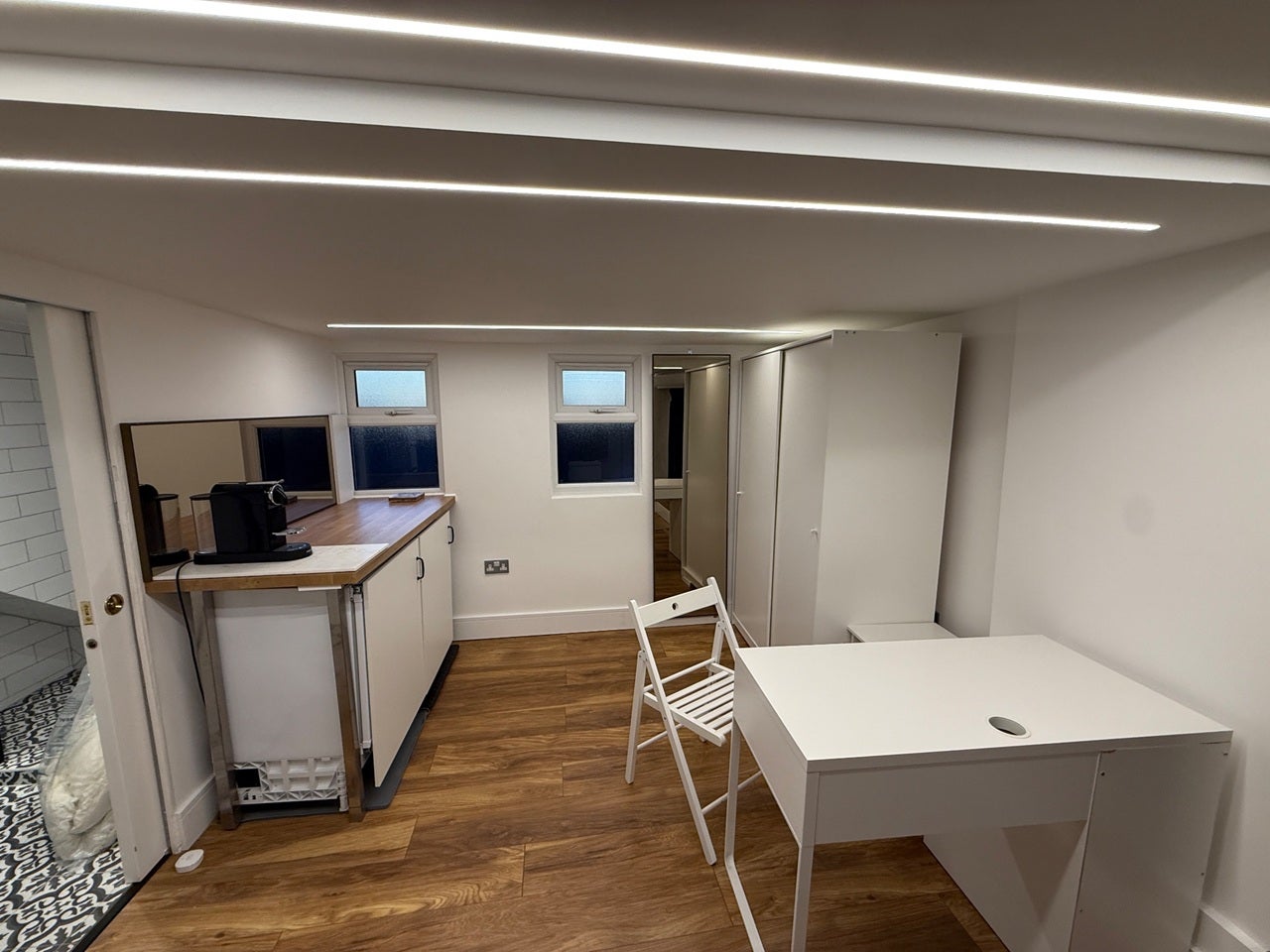 Flat Deacon Road in Greater London