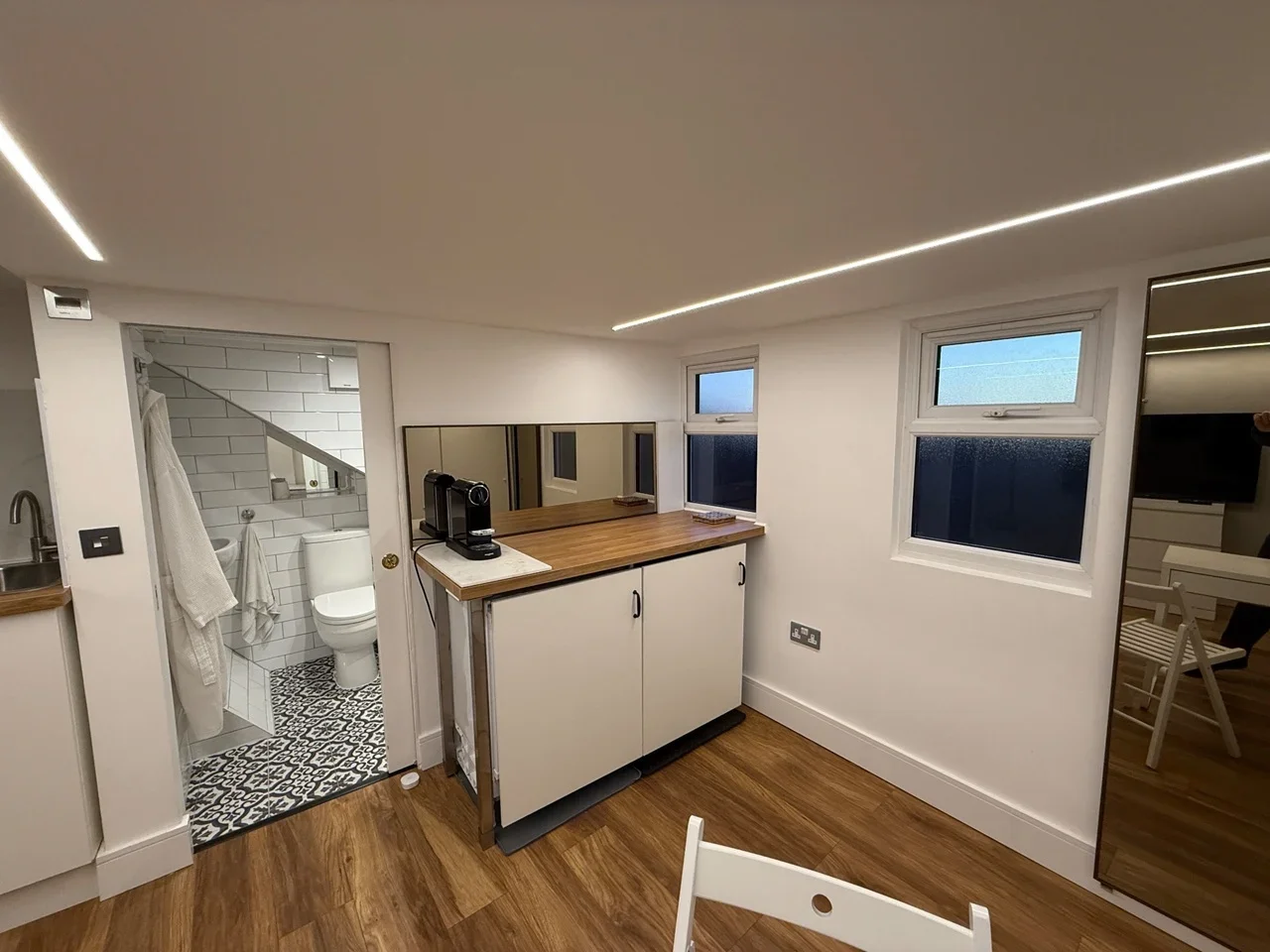 Flat Deacon Road in Greater London