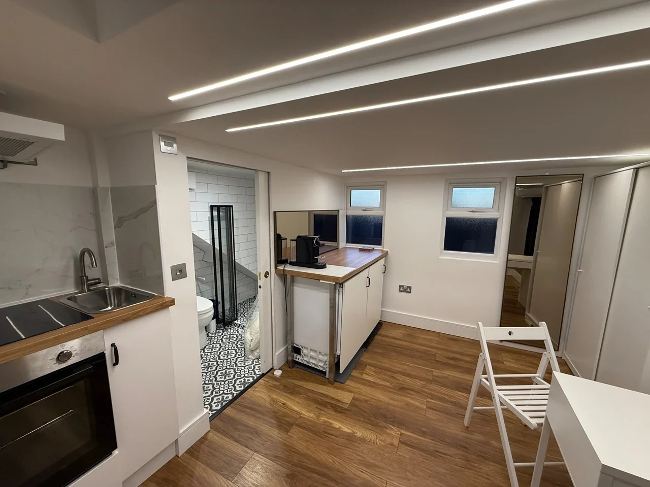 Flat Deacon Road in Greater London