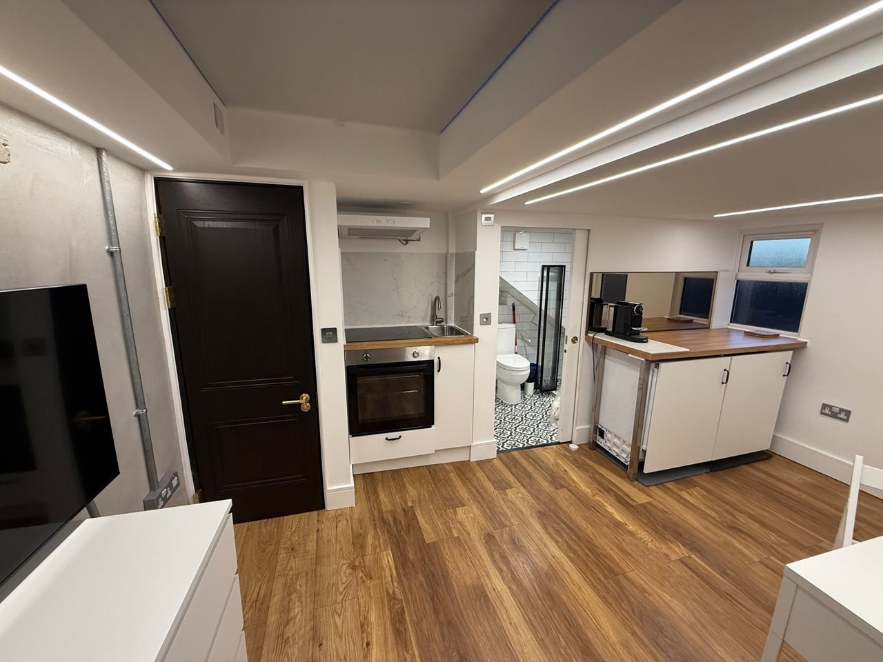Flat Deacon Road in Greater London