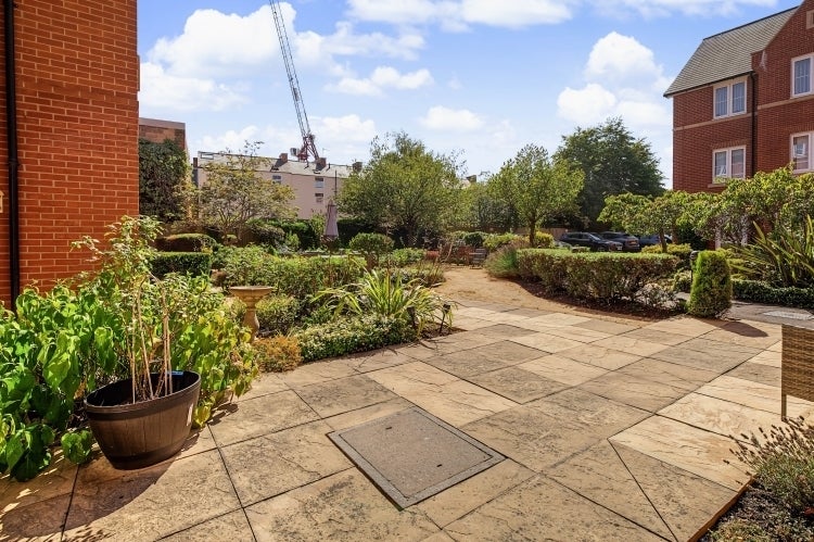Flat Foxhall Court in Cherwell District