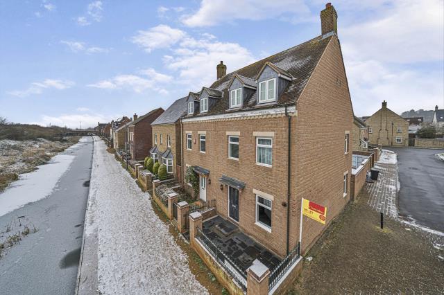 House Mattocks Path in Swindon