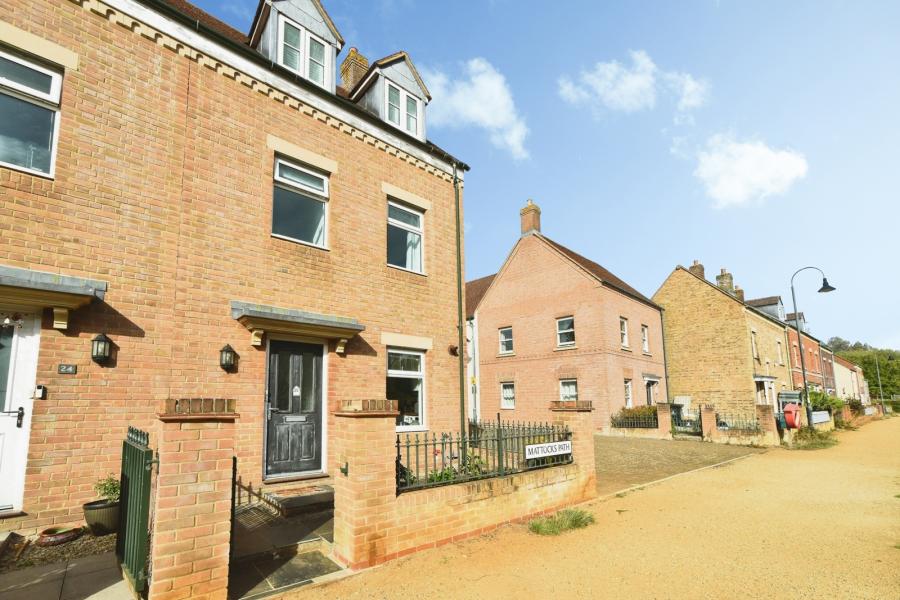 House Mattocks Path in Swindon