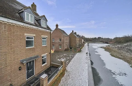 House Mattocks Path in Swindon