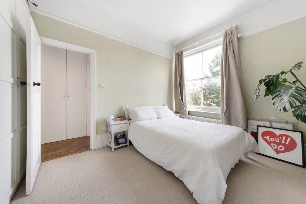 Flat Altenburg Gardens in Greater London