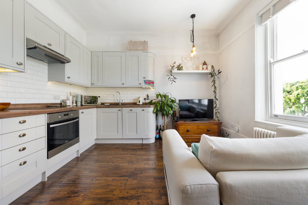 Flat Altenburg Gardens in Greater London