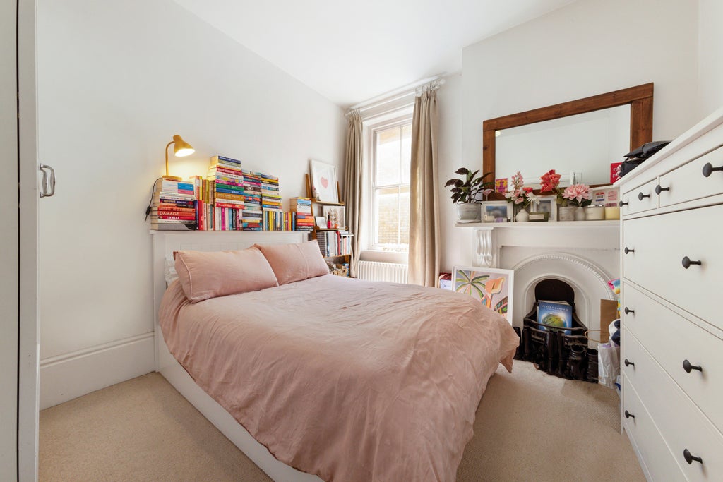 Flat Altenburg Gardens in Greater London