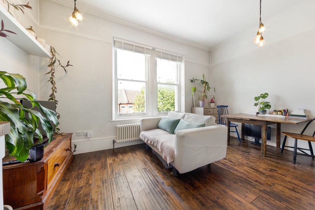 Flat Altenburg Gardens in Greater London
