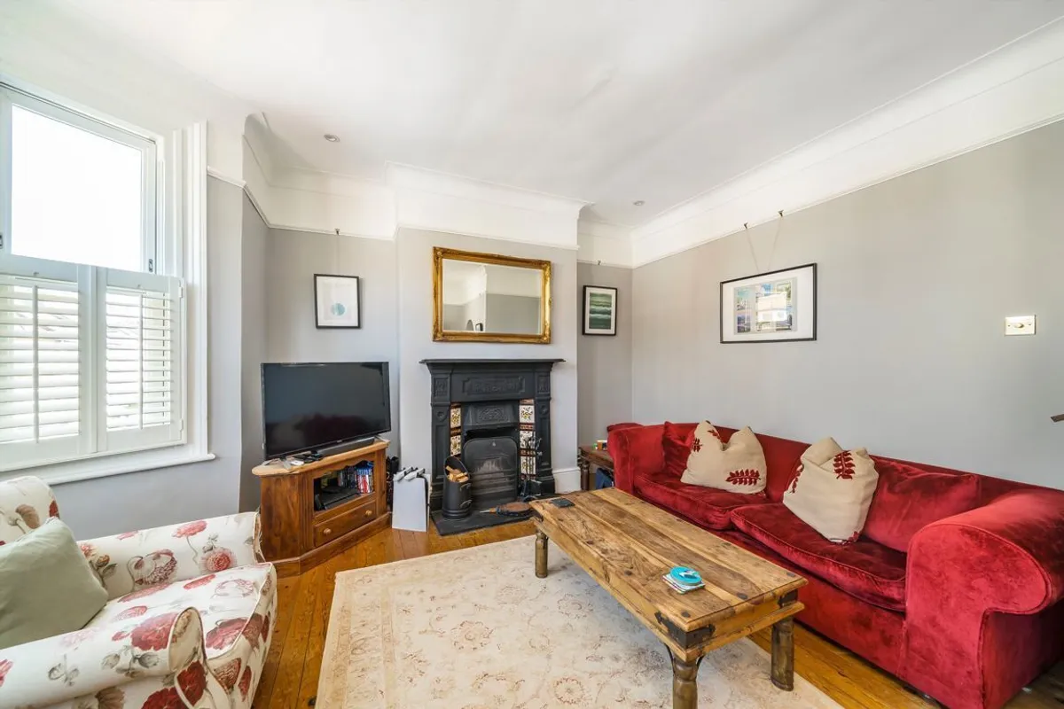 Flat Eastbury Grove in Greater London