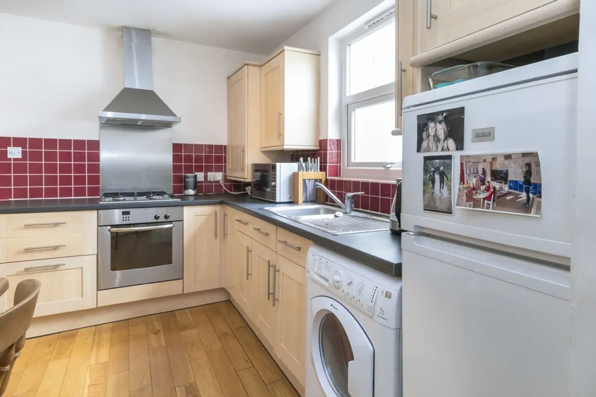 Flat Eastbury Grove in Greater London