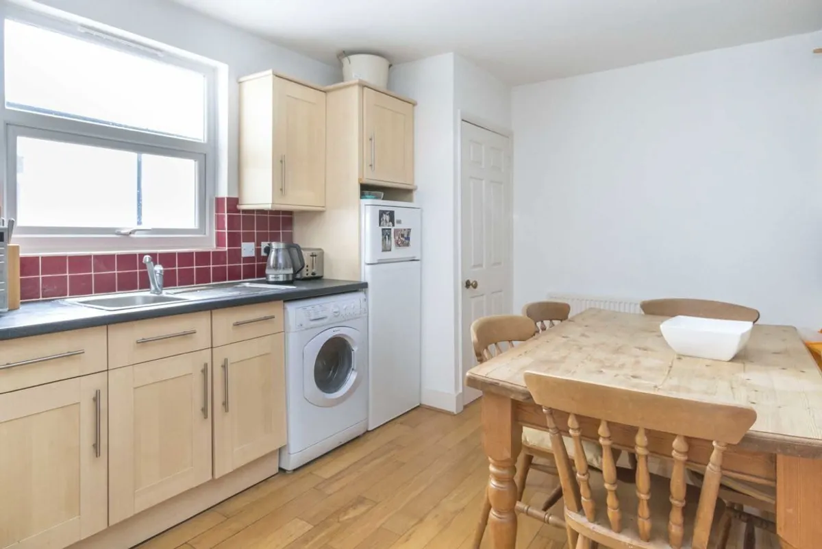 Flat Eastbury Grove in Greater London