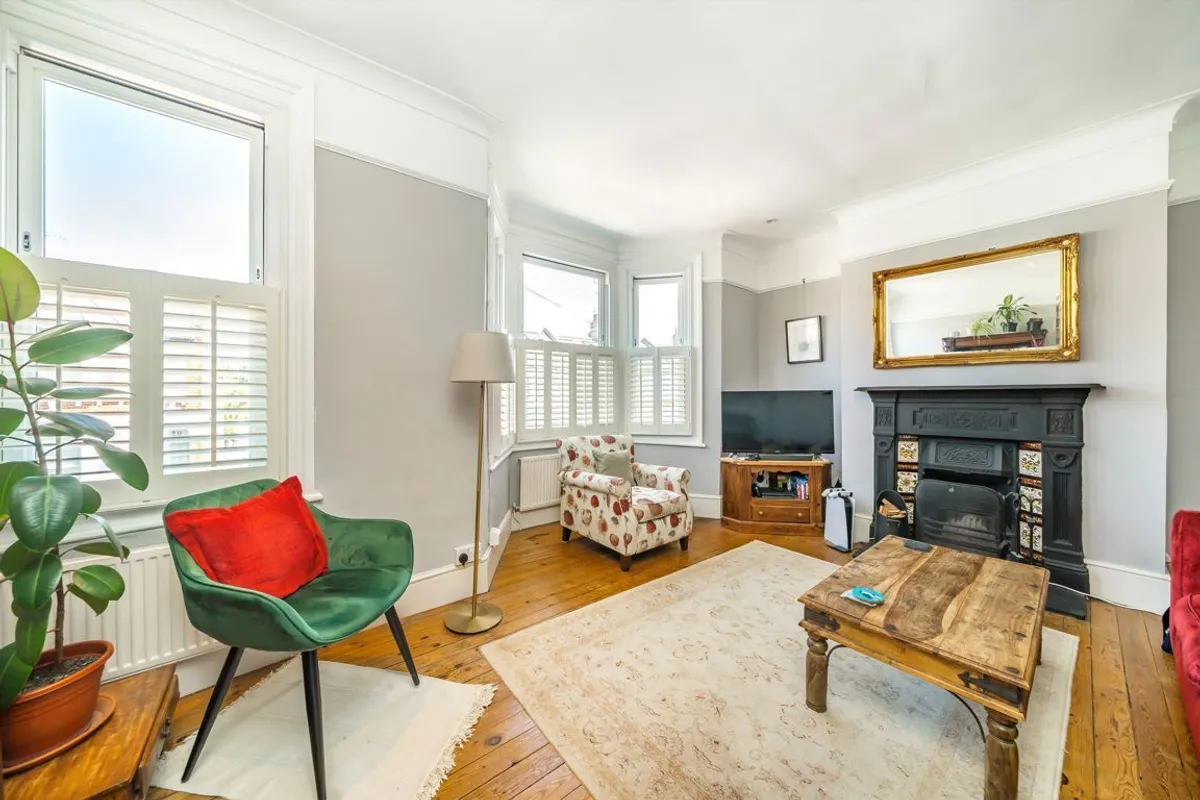 Flat Eastbury Grove in Greater London