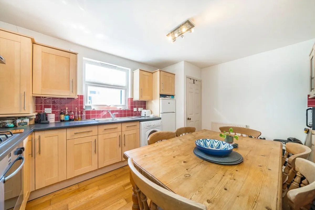 Flat Eastbury Grove in Greater London