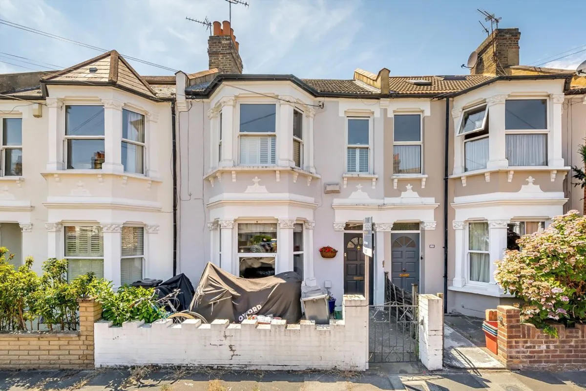 Flat Eastbury Grove in Greater London