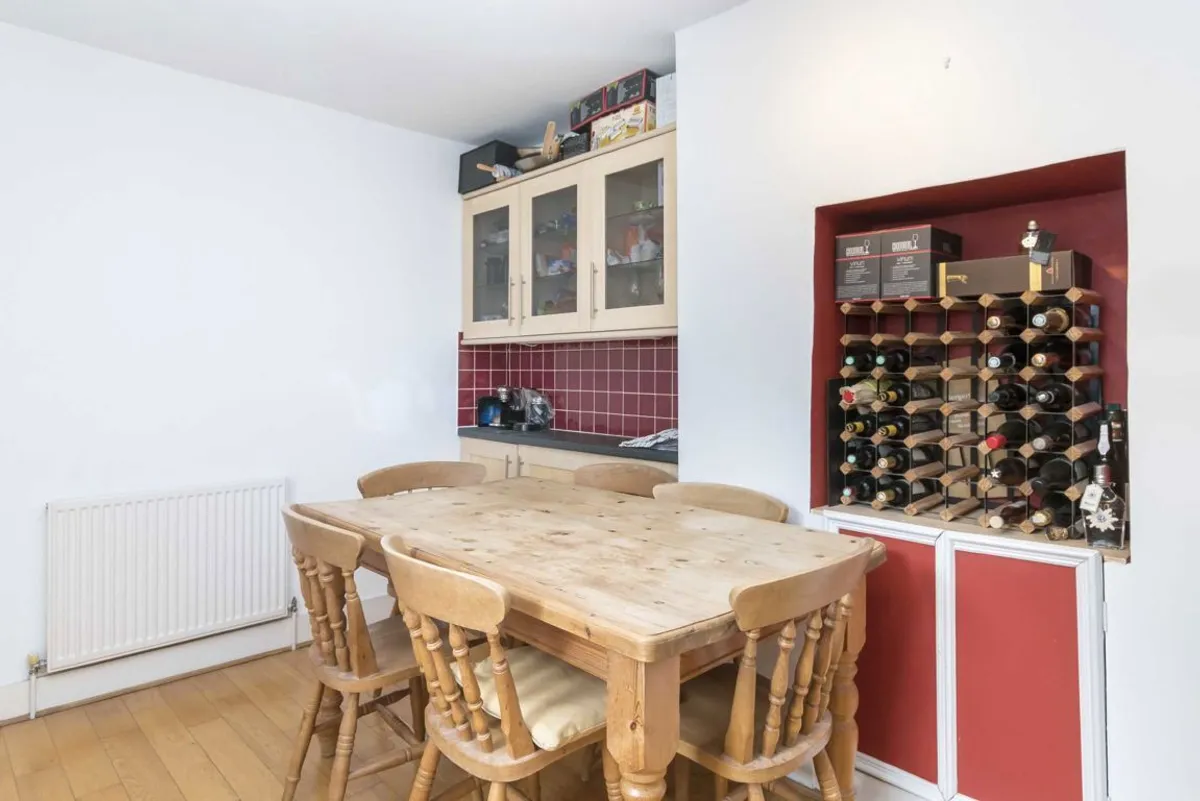 Flat Eastbury Grove in Greater London