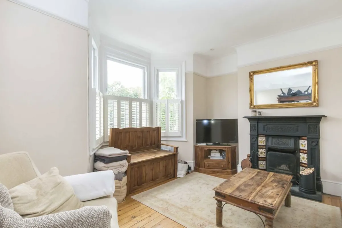 Flat Eastbury Grove in Greater London
