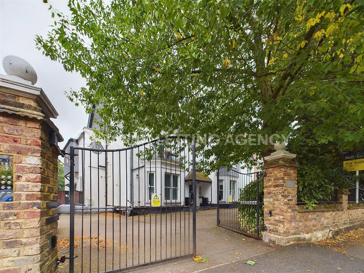 Flat Creffield Road in Greater London