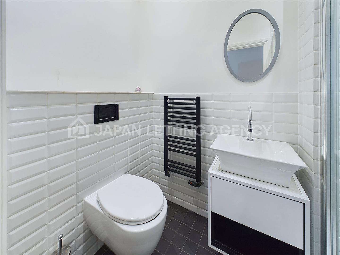 Flat Creffield Road in Greater London