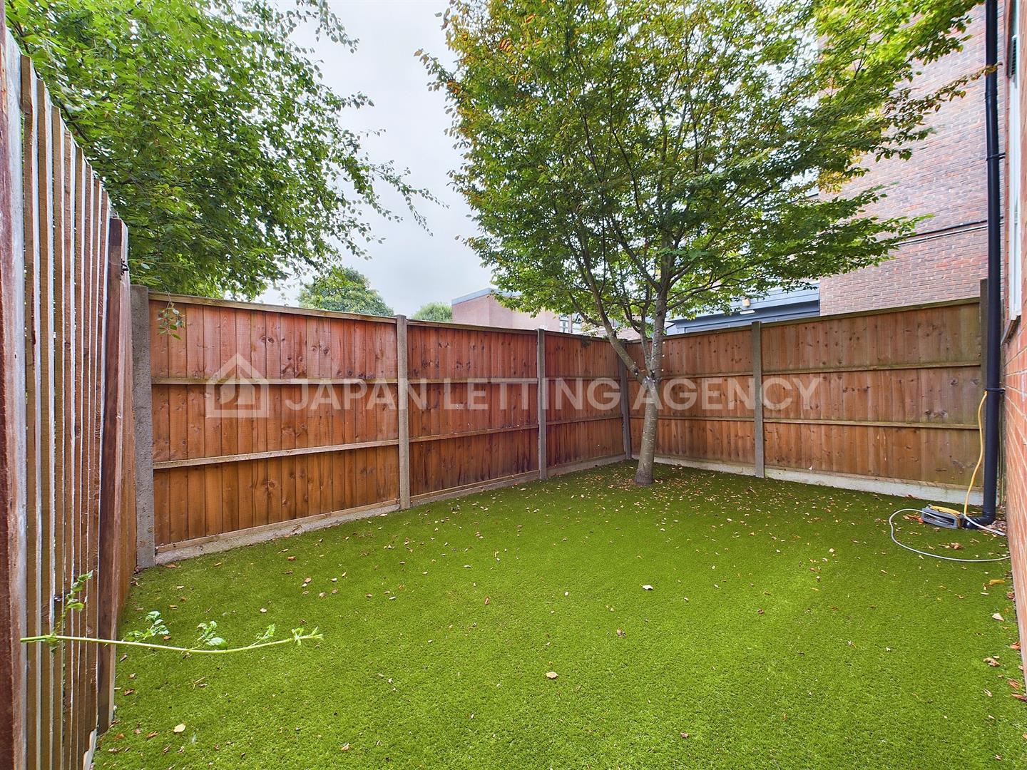 Flat Creffield Road in Greater London