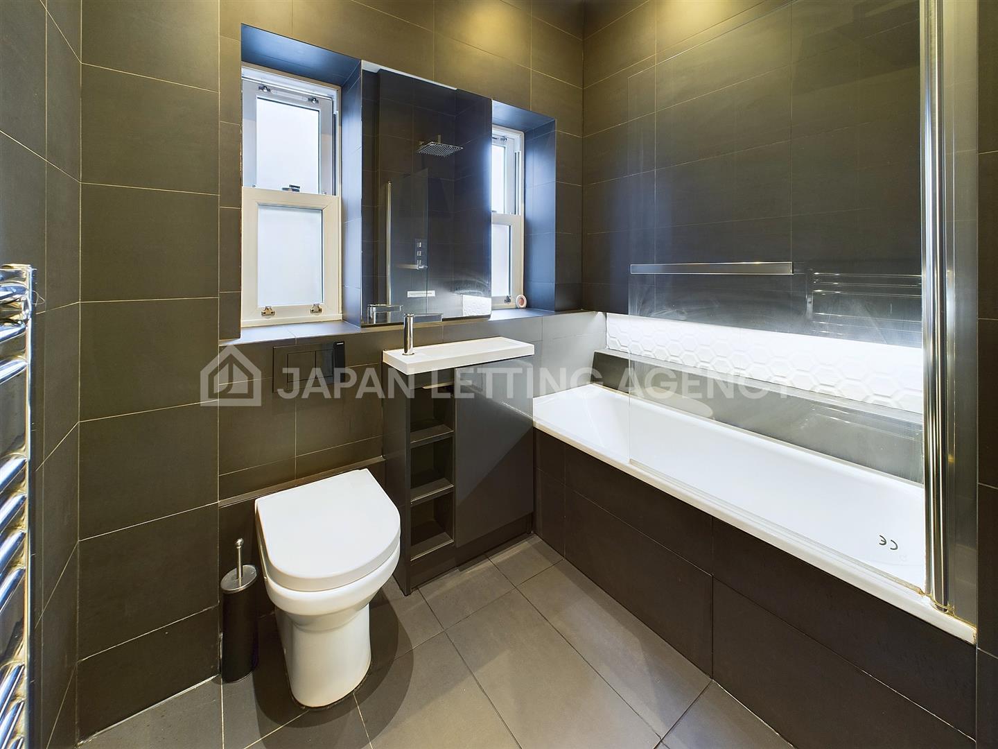 Flat Creffield Road in Greater London