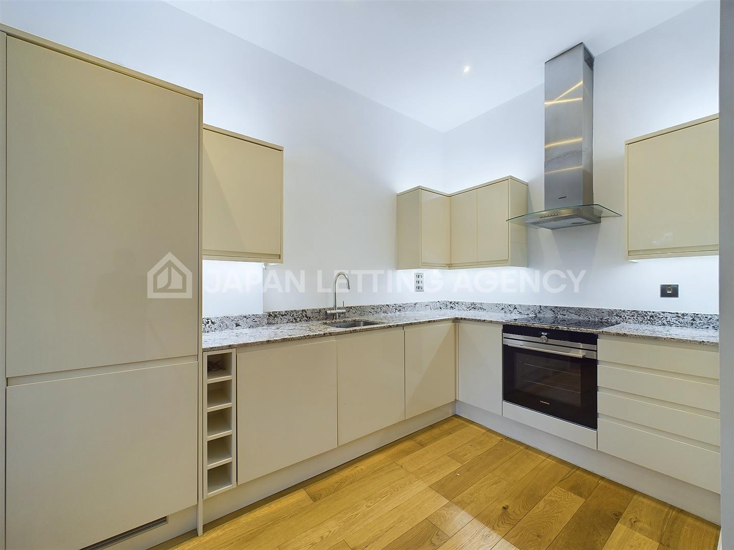 Flat Creffield Road in Greater London