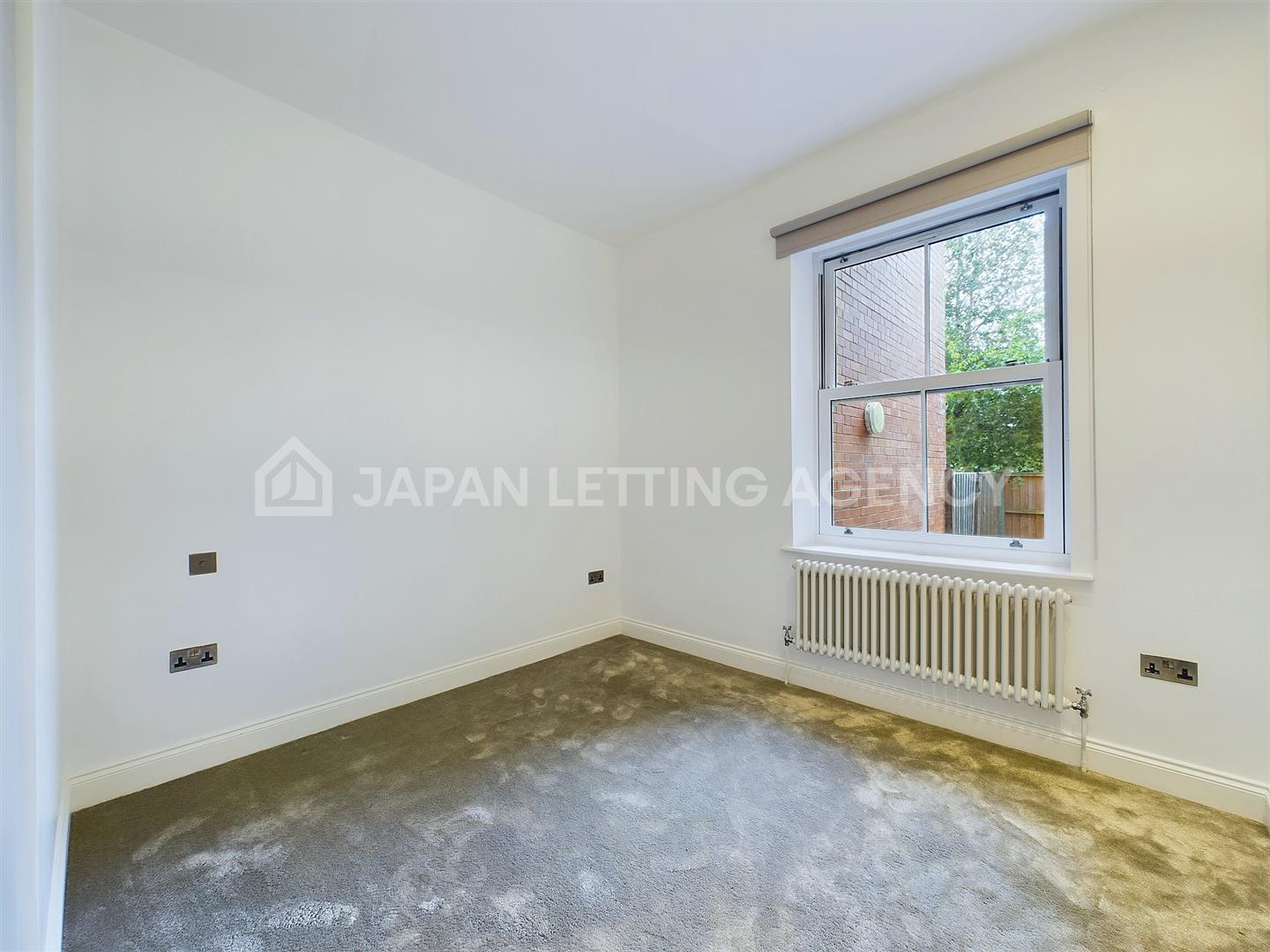 Flat Creffield Road in Greater London
